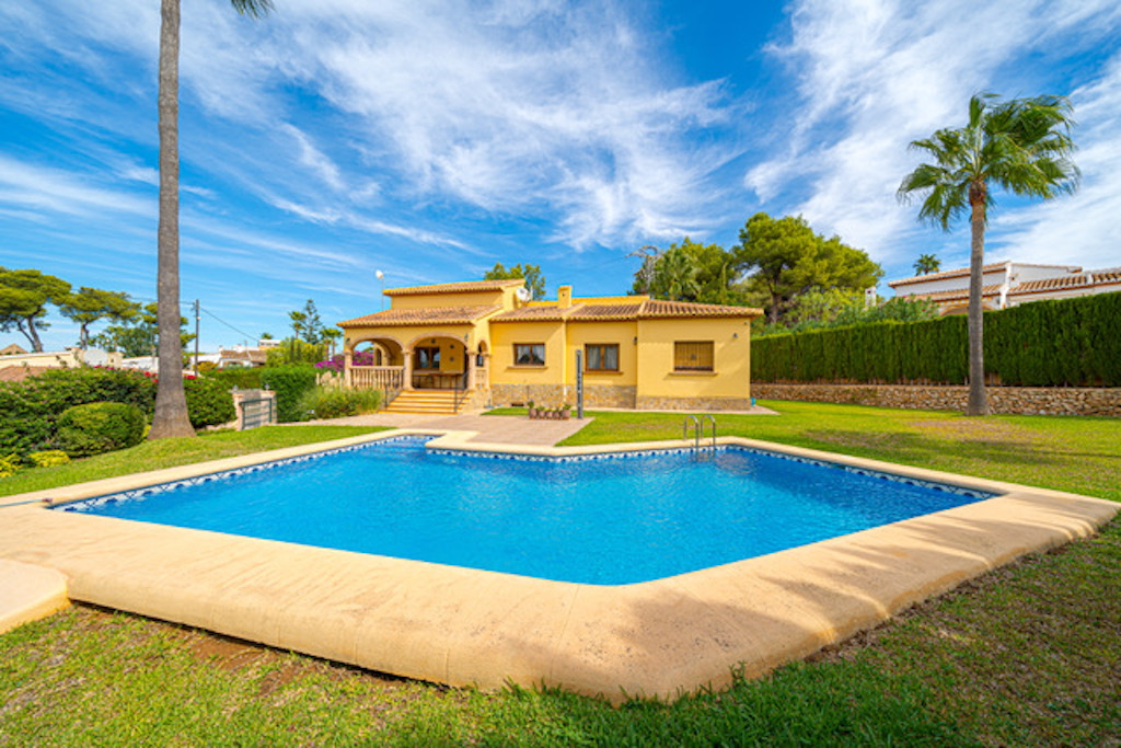 Villa for Sale in Javea near the Arenal Beach.