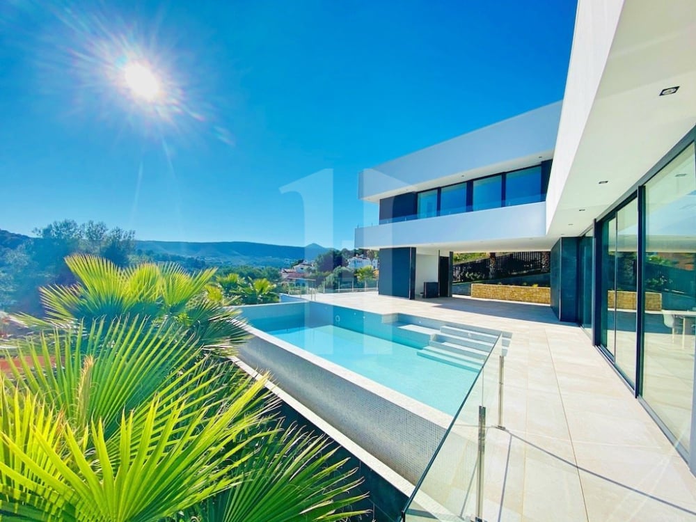Fantastic Luxury Villa for sale in Javea close to the Arenal beach and all amenities.