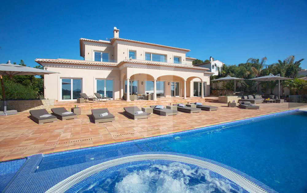 Villa con increíbles vistas al mar en venta en Benissa.