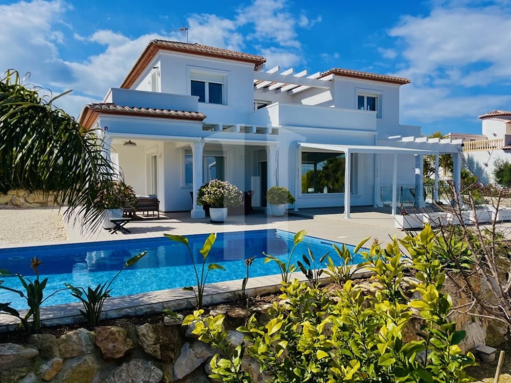Preciosa Villa en venta en Javea con vistas al Mar Mediterraneo y al Cabo de San Antonio.
