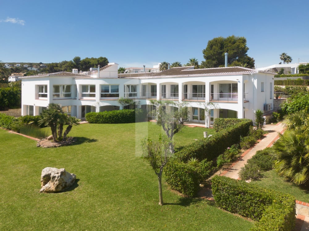 Impresionante villa en venta en Jávea a poca distancia de la playa del Arenal.