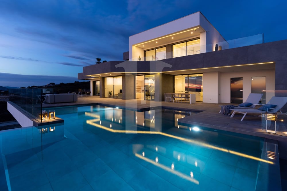 Villa for sale in Cumbre del Sol with privileged views to the Mediterranean Sea.