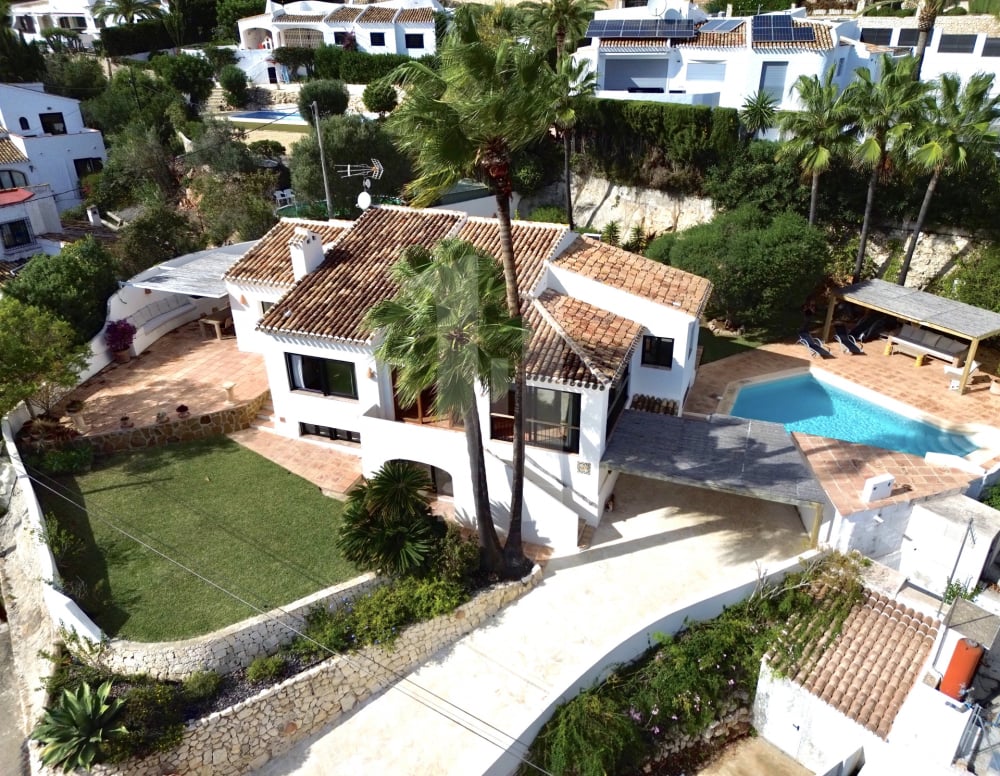 Villa en venta en Jávea con vistas al mar en Urbanización Puchol