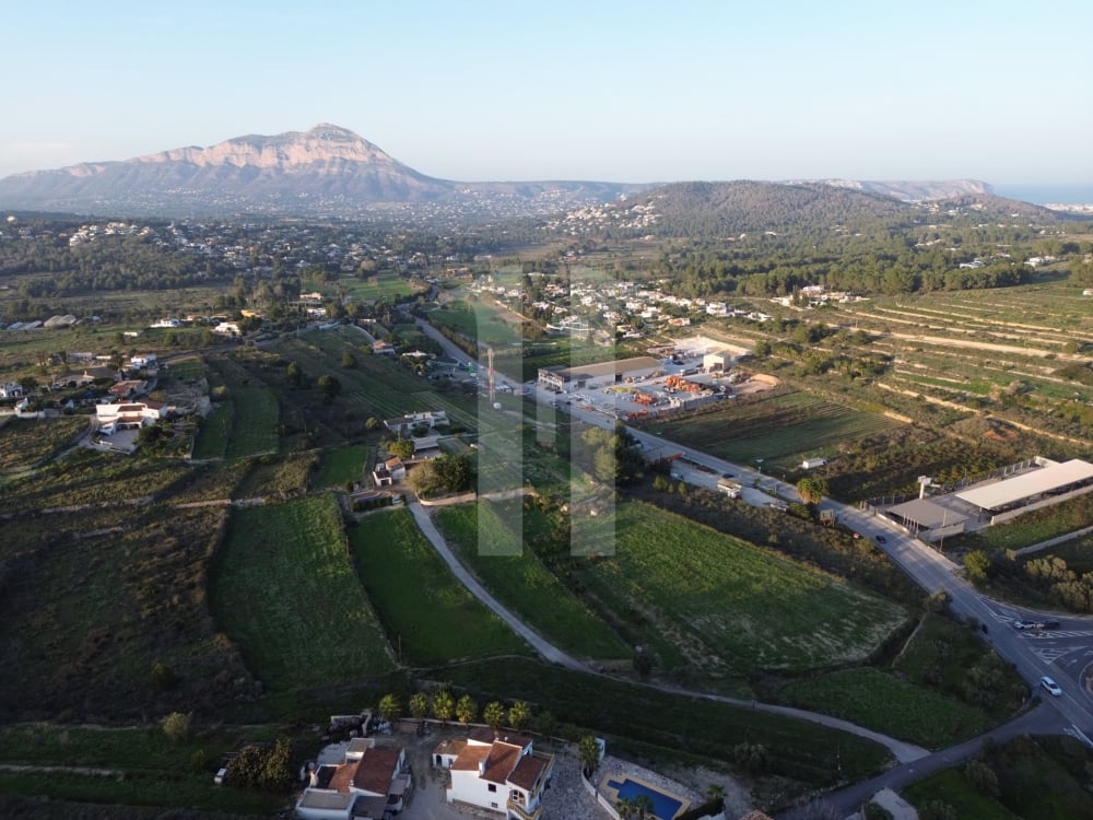 Terrain rustique de 11.500m2.