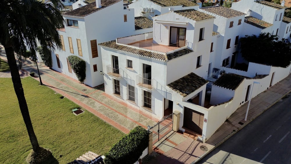Bungalow for sale in Javea on front line to the beach
