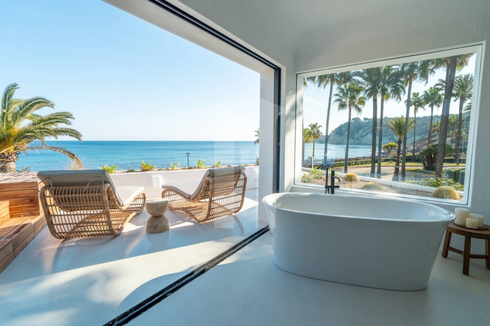 Exclusiva Villa de Diseño en Primera Línea de Mar con Acceso Directo a la Playa