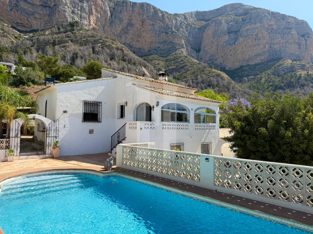 Villa for sale in the Montgó area of Jávea – south-facing with great renovation potential