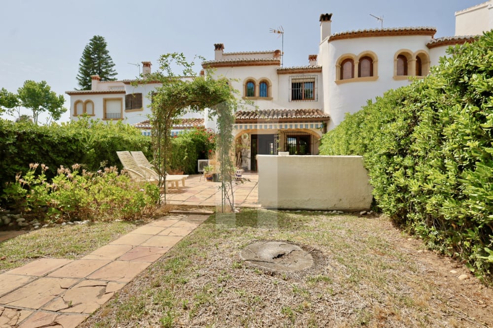 Bungalow for sale in Jávea – just 1 minute walk to Montañar I beach!