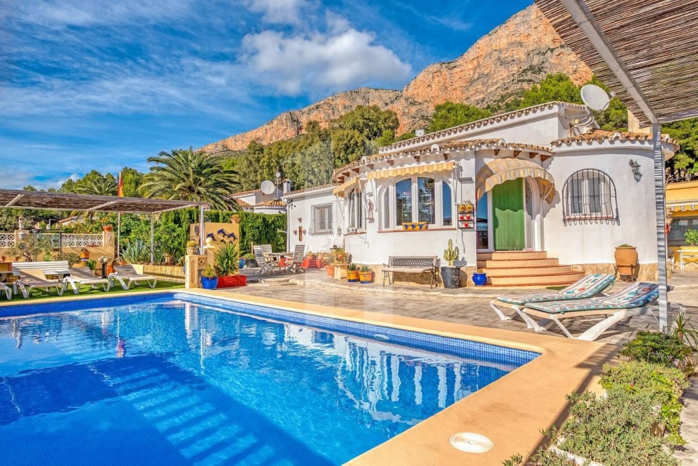 Villa for Sale in the Montgó Area – Peace, Sun & Space