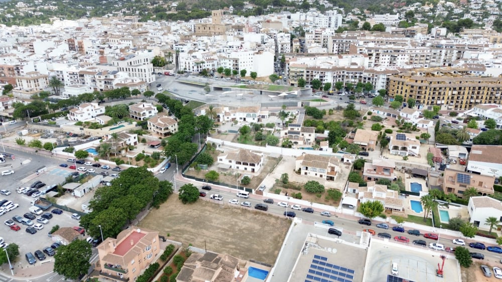 Urban plot to build flats in the centre of the village.