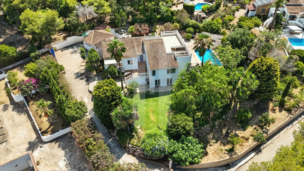 Renovated villa with guest apartment, pool, solar energy and gardens