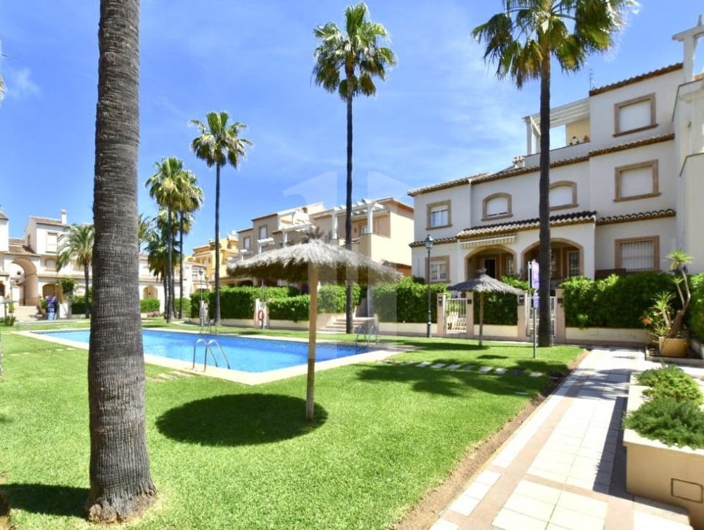 Bungalow for sale just a few steps from the beach and all amenities in Jávea