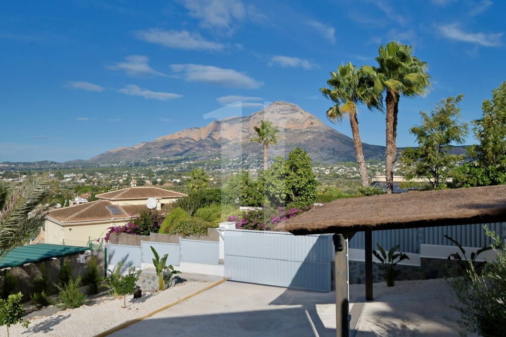 Exclusive luxury villa in Jávea with open views of the Montgó.