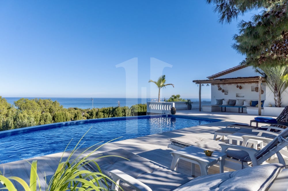 Exclusiva villa con vistas panorámicas al mar en Las Rotas – Dénia