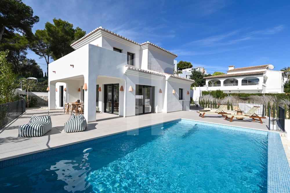 Exclusiva casa de obra nueva en El Portet con piscina y vistas al mar