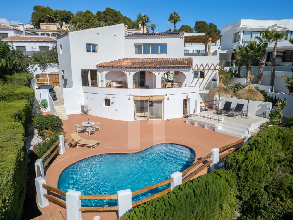 Exclusieve Mediterrane Villa met Panoramisch Zeezicht op een Toplocatie
