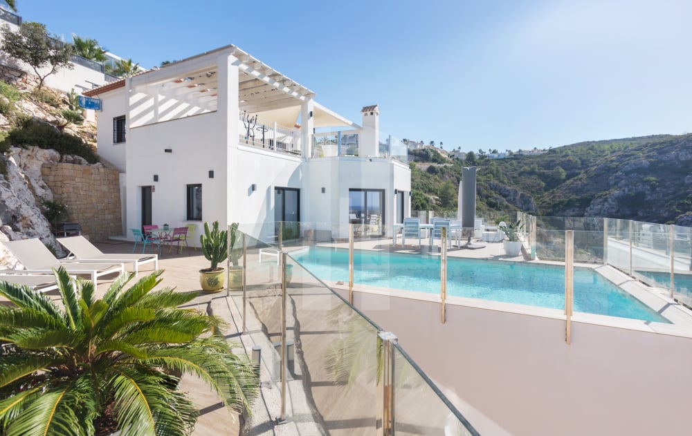Villa Bellevue : Exclusivité, Lumière et Vues Panoramiques à Dénia