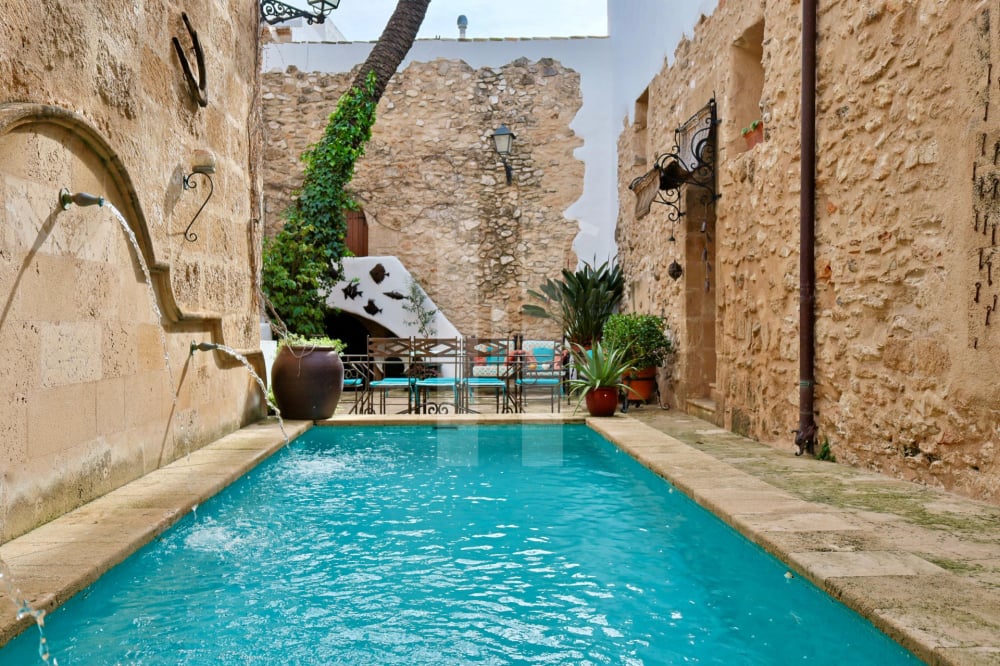 Exclusiva Casa de Pueblo Restaurada con Piscina Privada, Bodega y Apartamentos Independientes