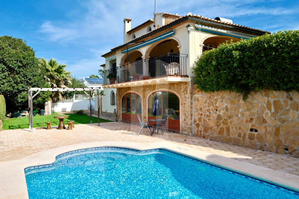 Exclusiva Villa con Apartamento Independiente y Vistas al Golf en Jávea