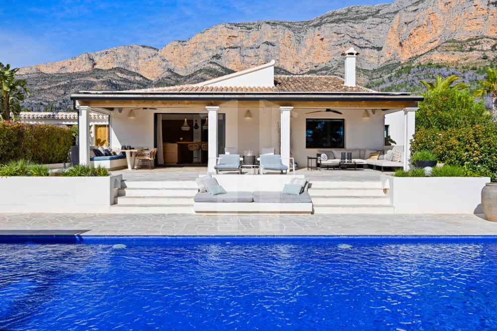Villa privada de lujo en venta en Jávea con dos viviendas independientes, piscinas y jardín mediterráneo