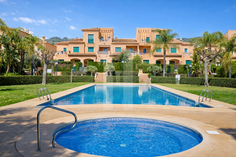 Ático Dúplex con Amplias Terrazas y Garaje Doble en el Puerto de Jávea