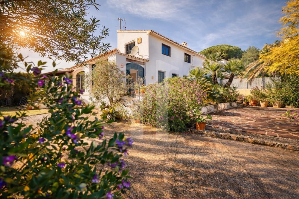 Charming Villa with Spacious Interiors and Great Potential