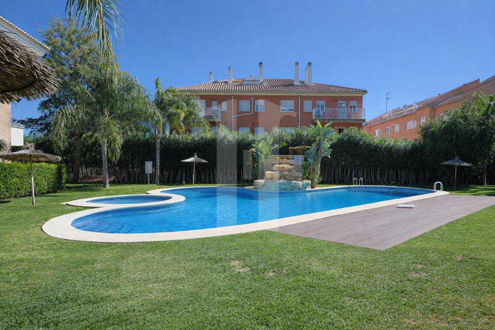 Hoekpenthouse van 185 m² met privéterras en gemeenschappelijk zwembad