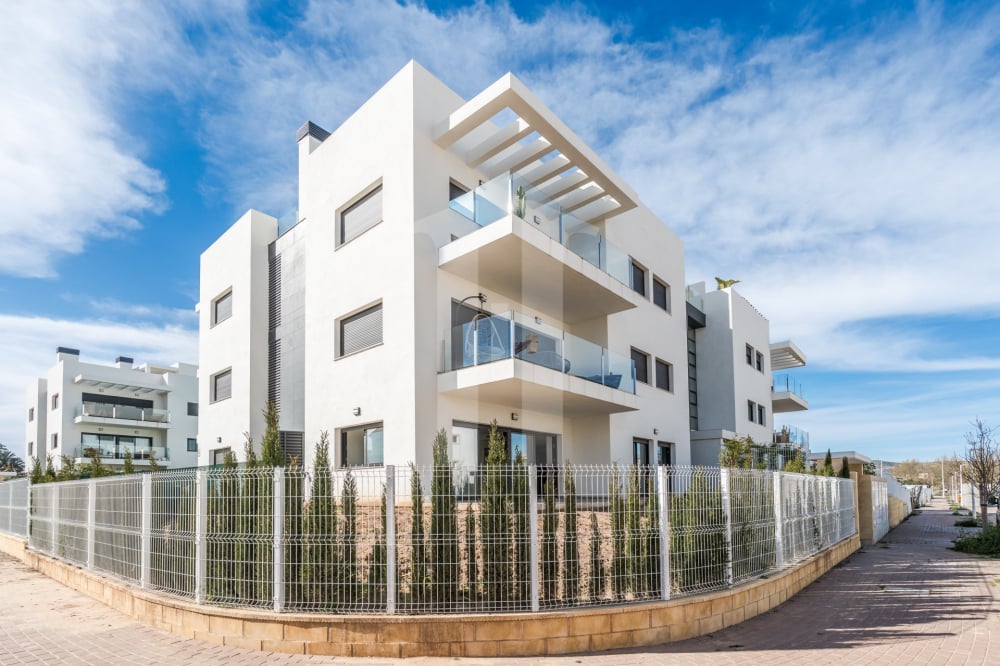 Modern appartement met ruim terras en privétuin vlak bij het strand