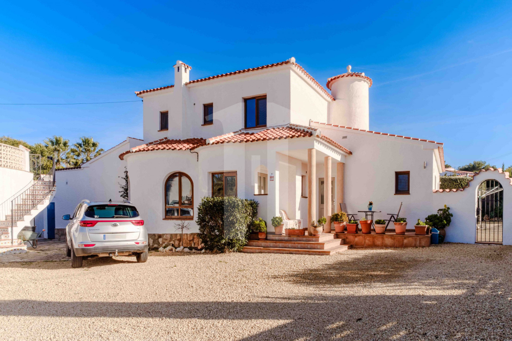 Villa design à Costa Nova Pla avec de grands espaces et un vaste terrain
