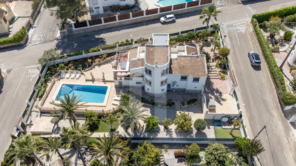 Villa lumineuse à Pinosol avec grand terrain et piscine privée