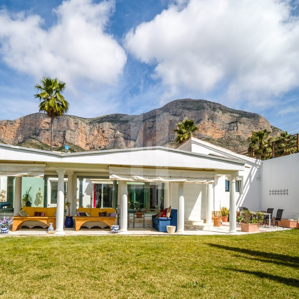 Élégante villa méditerranéenne à Jávea avec intimité totale et vues spectaculaires sur le Montgó