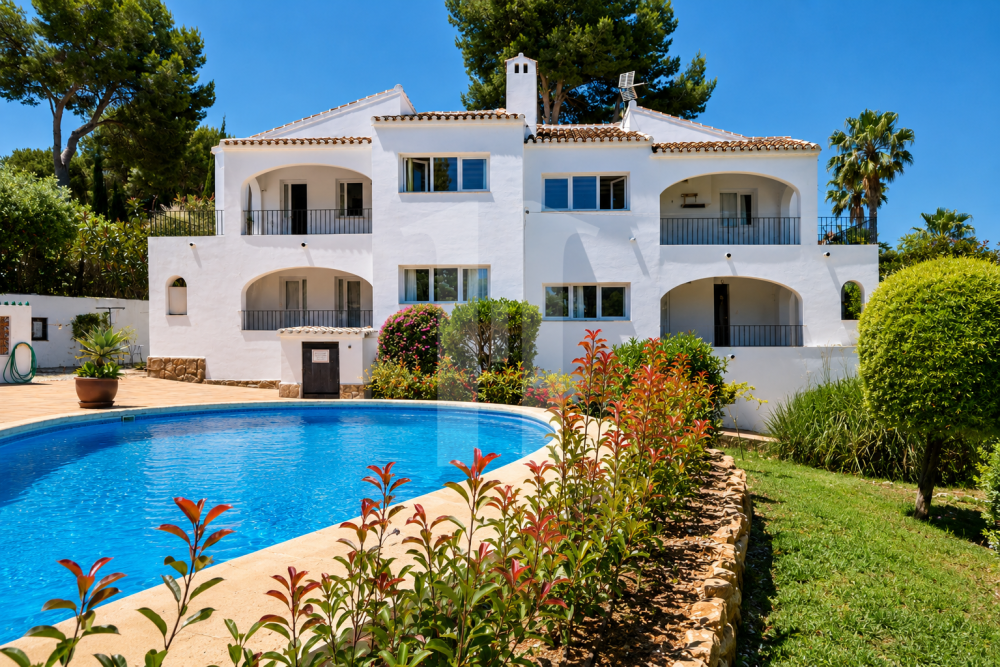 Exclusiva propiedad con apartamentos independientes, piscina y jardines en entorno privilegiado