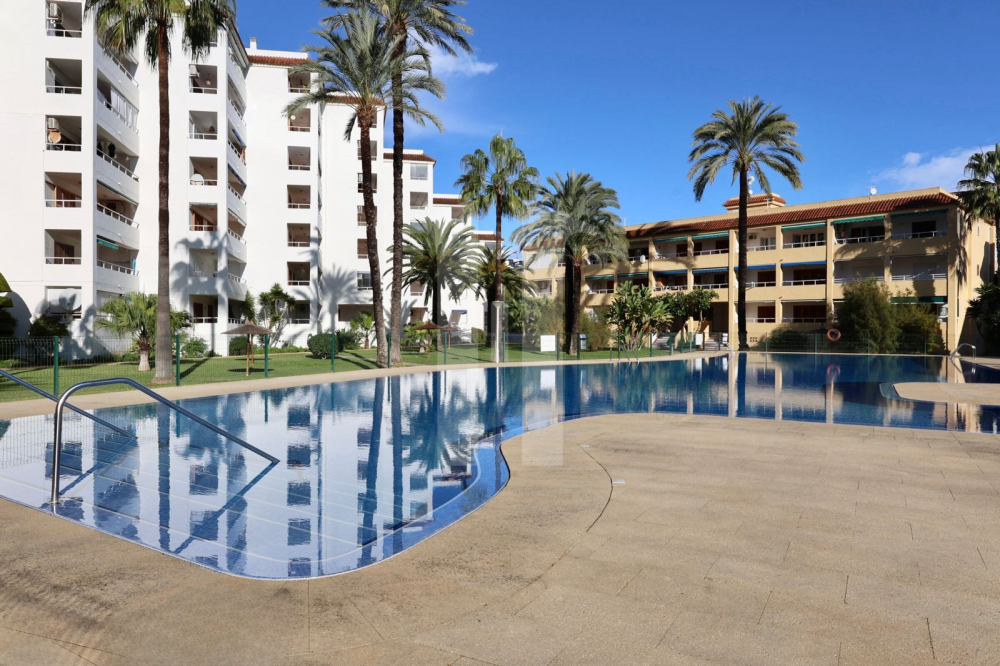 Acogedor apartamento de 2 dormitorios en urbanización con piscina y zonas verdes cerca del mar