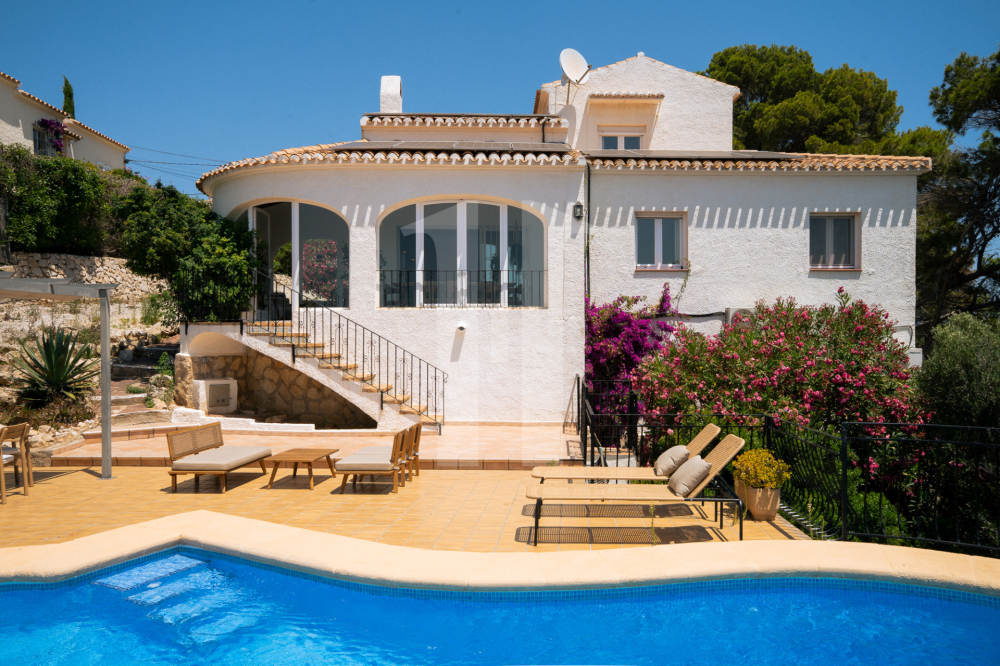 Élégante villa de 4 chambres avec une vue imprenable sur la mer