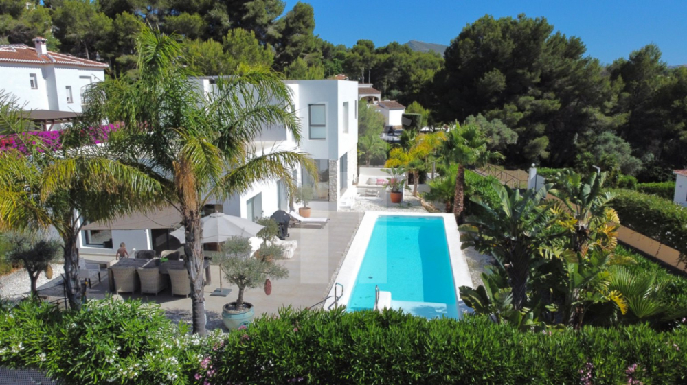 Elegante villa moderna con vistas al Montgó y piscina privada en Jávea