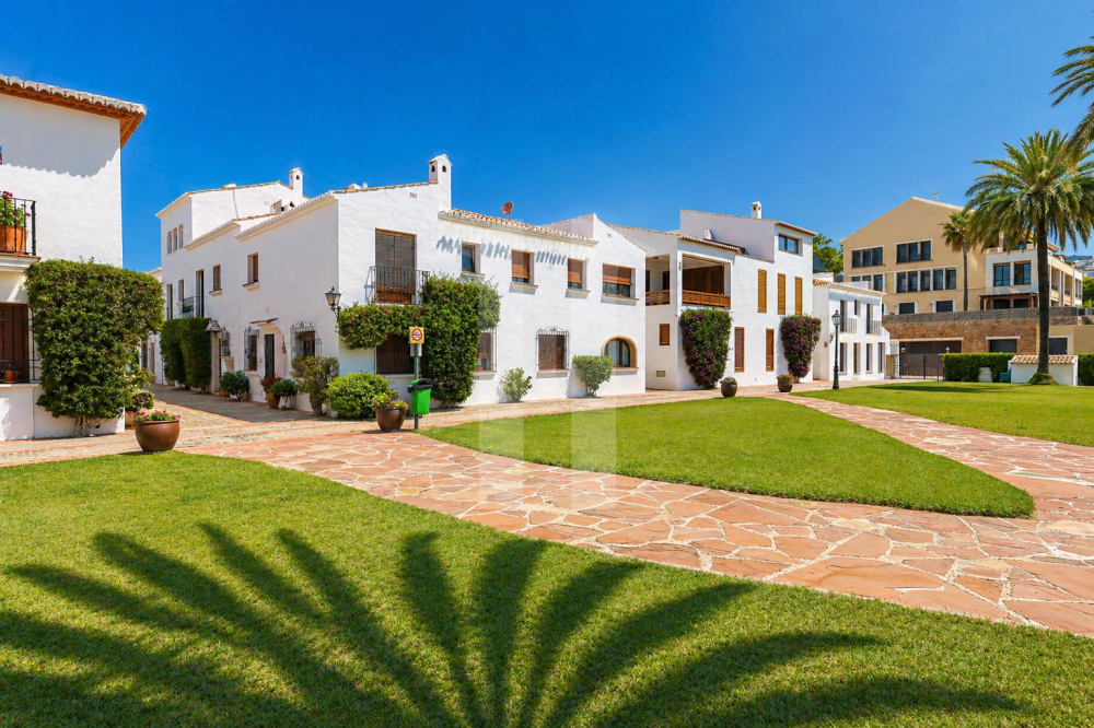 BUNGALOW DÚPLEX DE AMPLIOS ESPACIOS EN PUEBLO BLANCO, JÁVEA