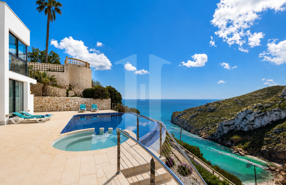 Villa de lujo en primera línea con impresionantes vistas al Mediterráneo