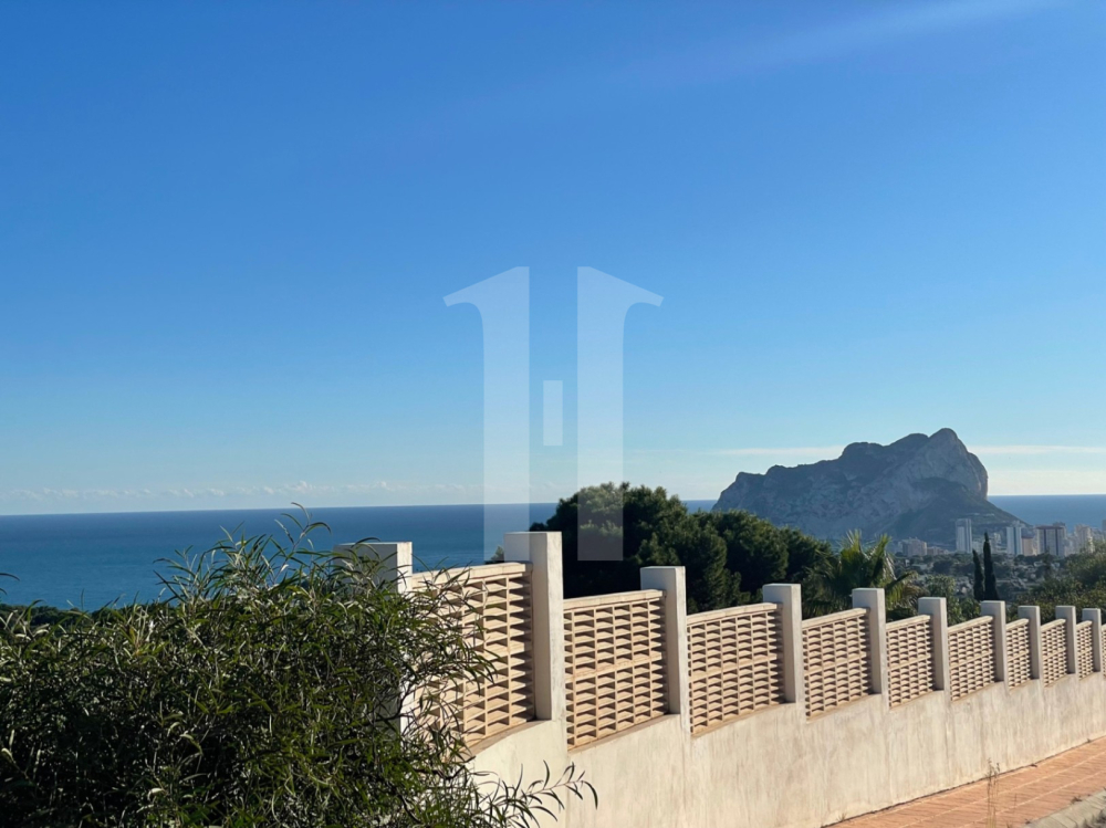 Perceel van 2.560 m² voor één of twee luxe villa's met uitzicht op zee in Benissa Costa