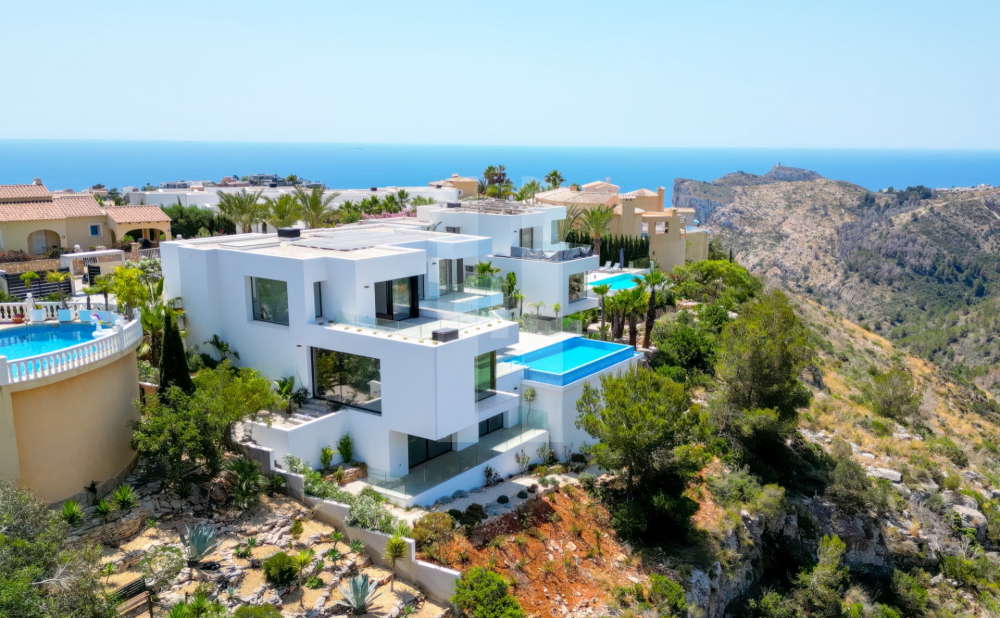 Luxe villa met overloopzwembad en spectaculair uitzicht op zee in Cumbre del Sol, Benitachell.