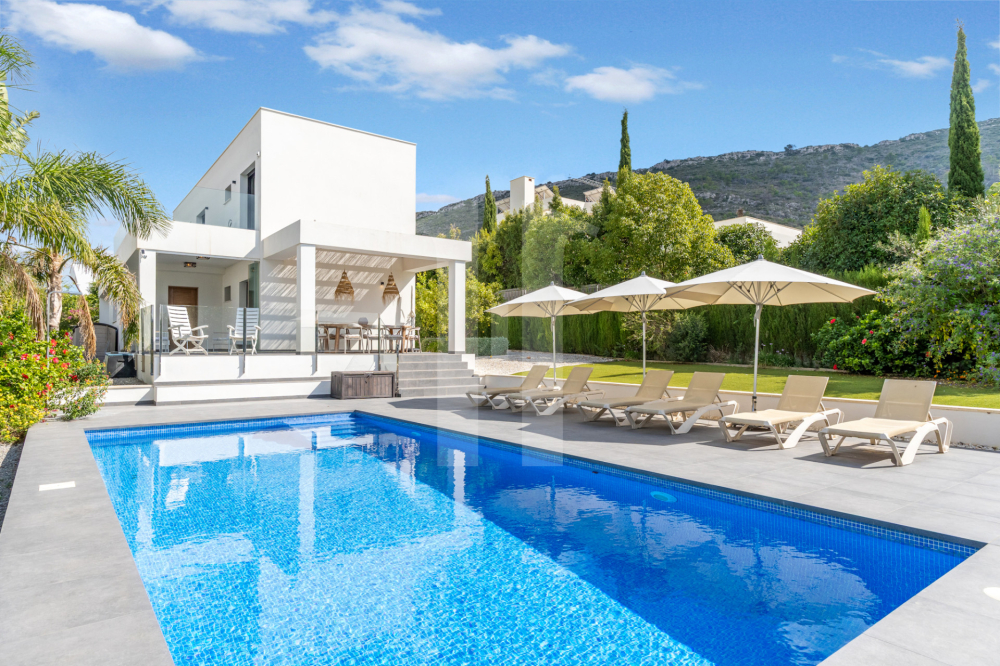 Luxe villa in Jávea met uitzicht op zee en ruime buitenruimtes