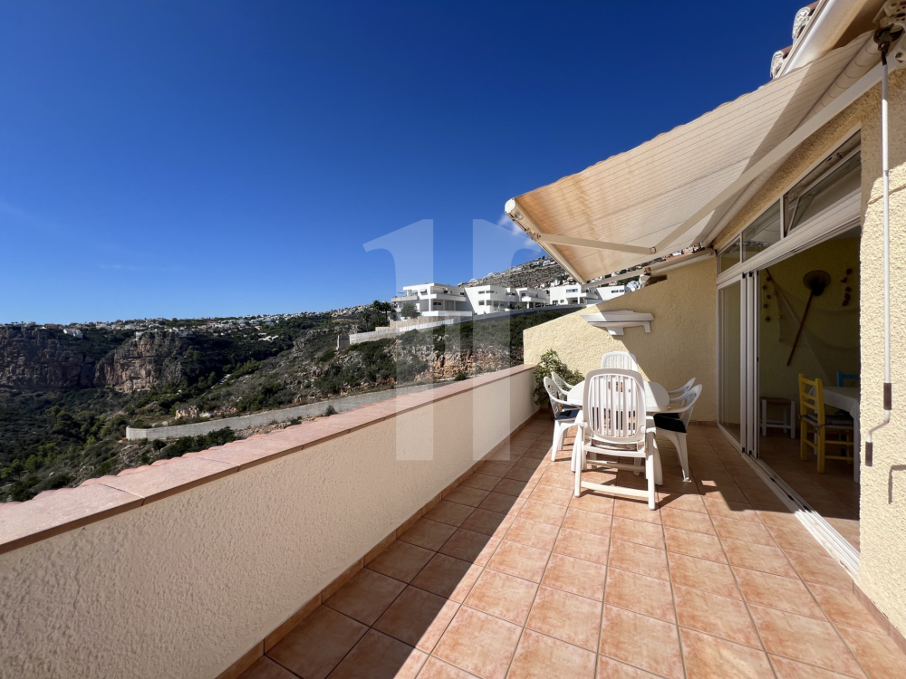 Appartement met zeezicht in Cumbre del Sol, privéterras en zwembad.